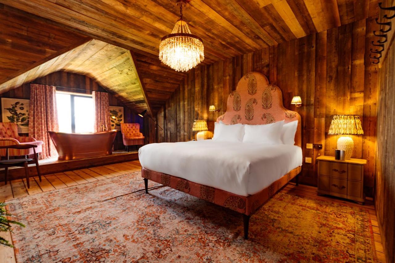 The Lakeview Suite