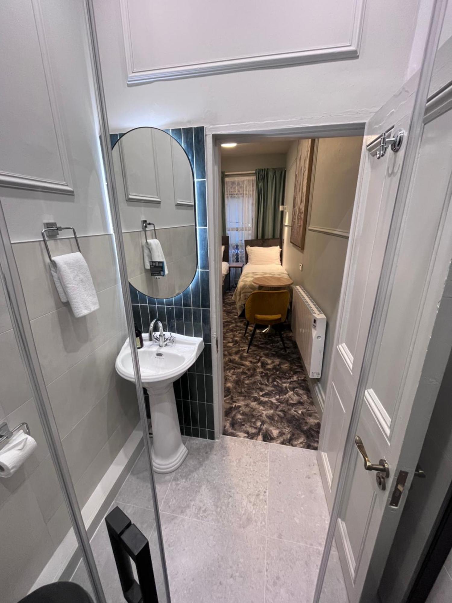 Twin Room Private Bathroom