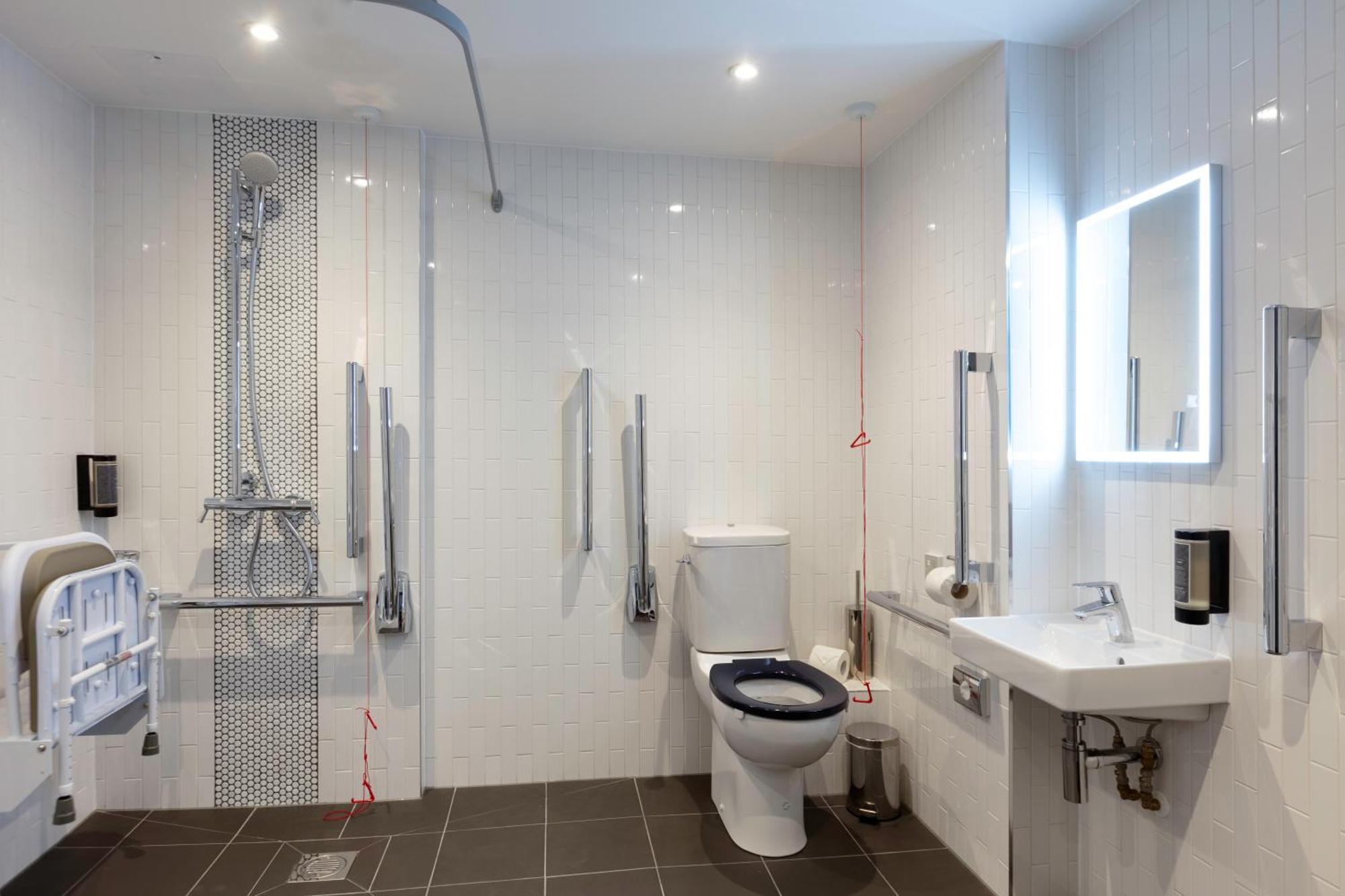 Barrierefreies Doppelzimmer mit Fenster