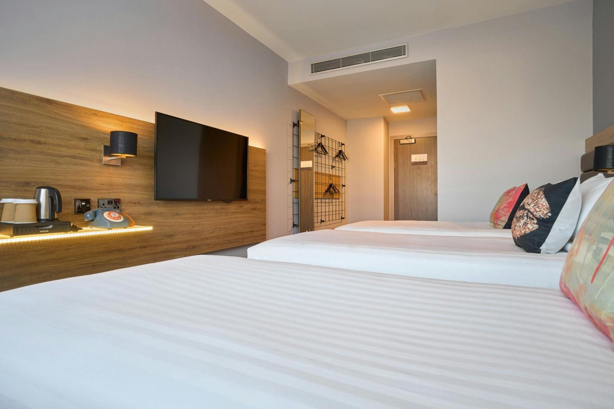 Moxy Sleeper Triple Guest room 3 Twin or Single Beds