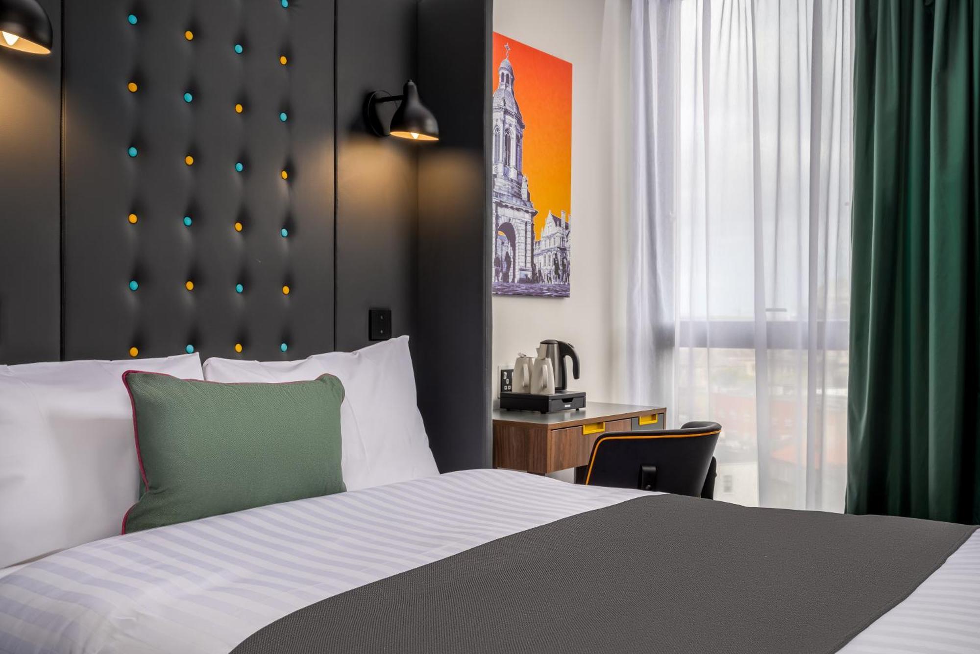 Gemütliches Doppelzimmer mit Fenster