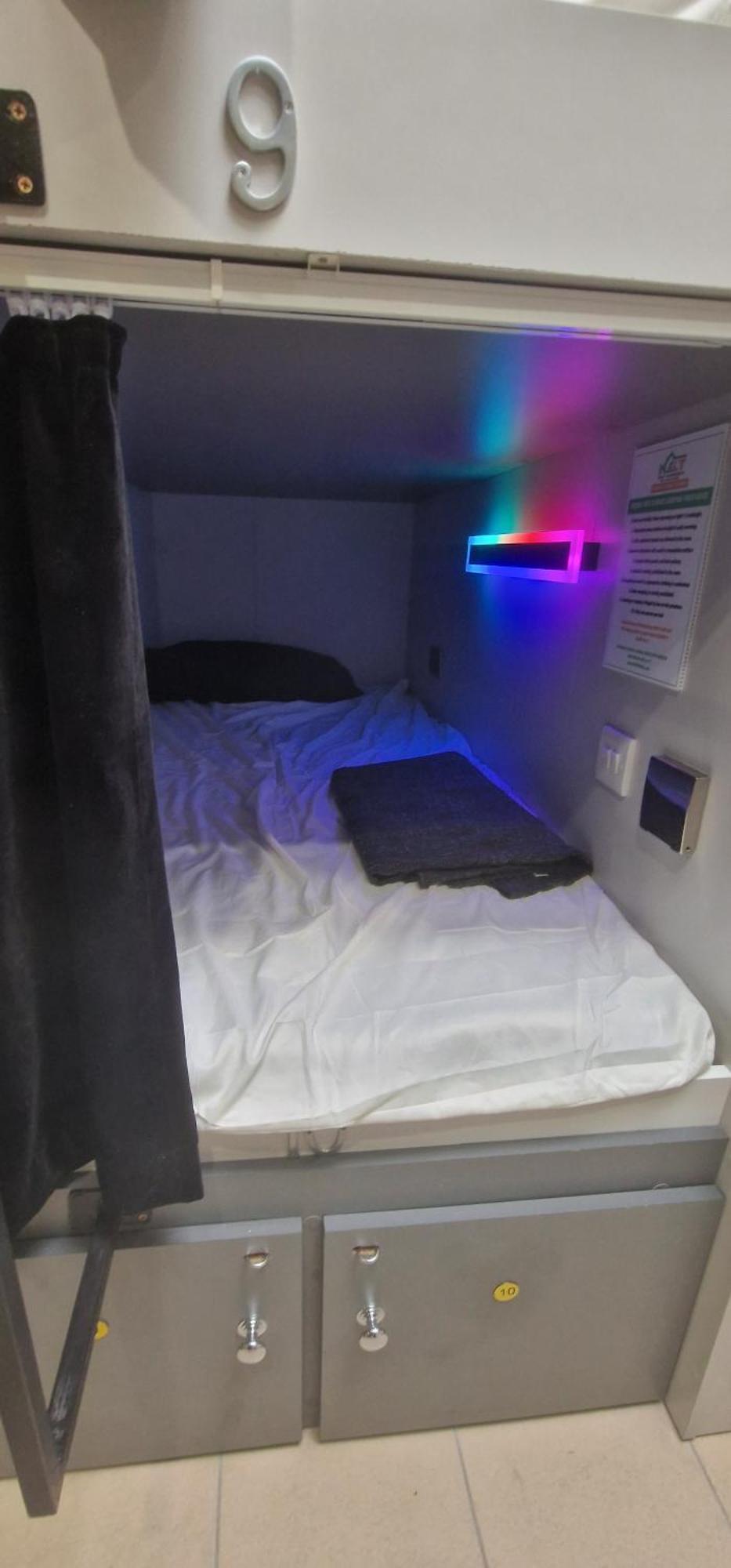 Sleeping Pod Mixed Dormitory Room