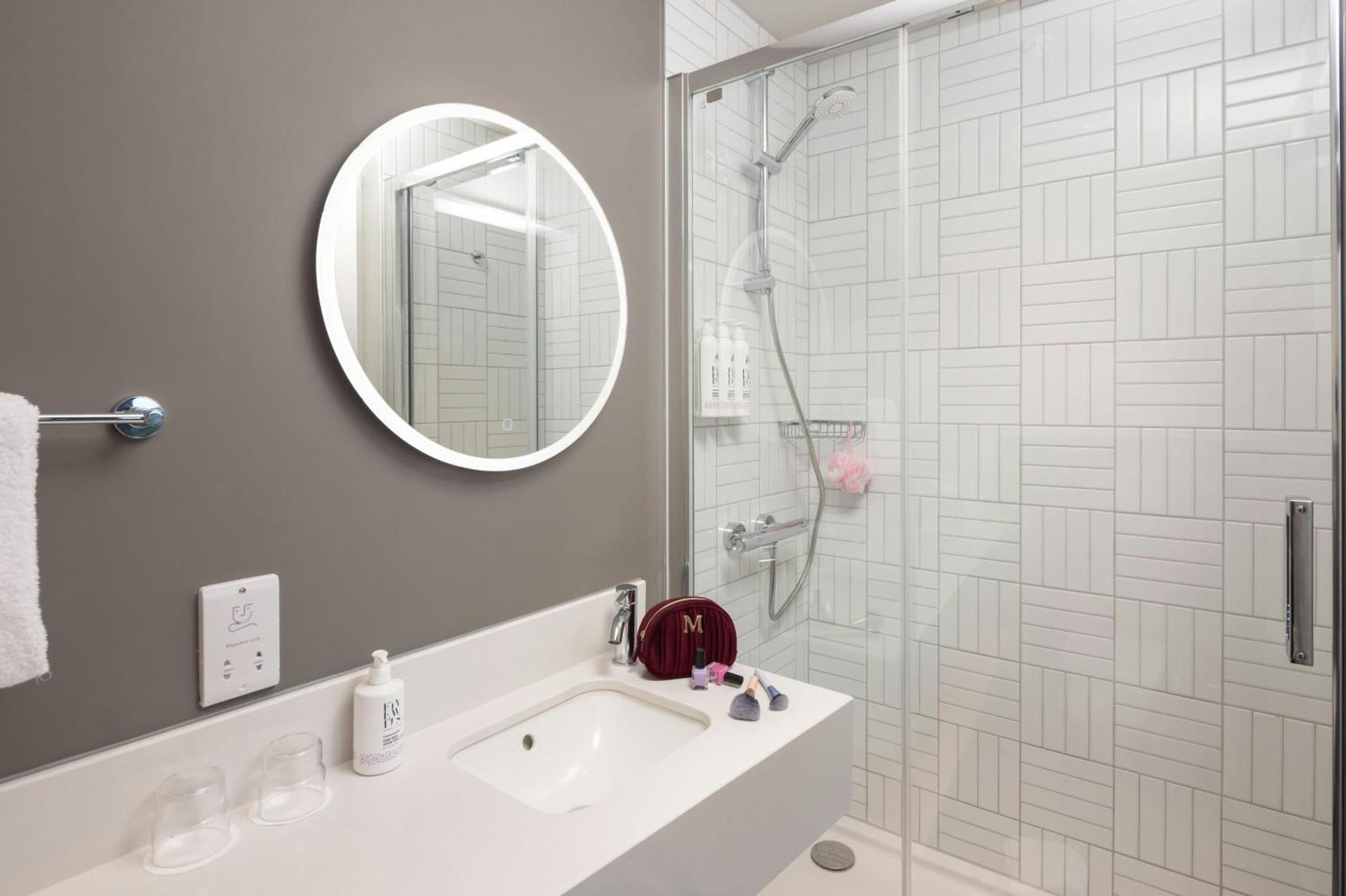 Moxy Queen Room