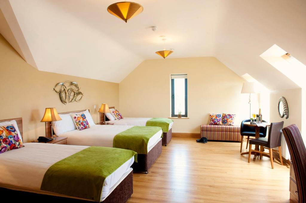 Family Room (2 Adults + 3 Children)