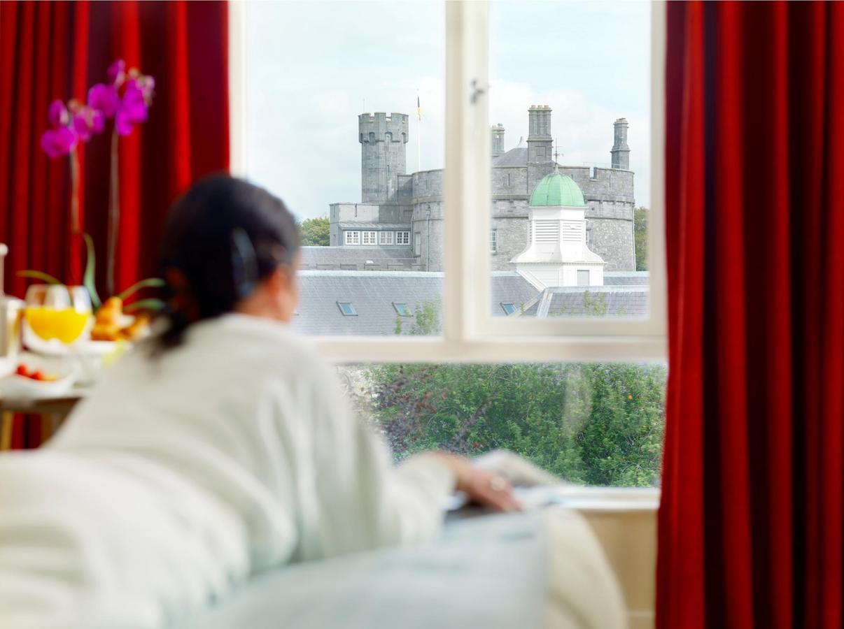 Zimmer mit Kingsize-Bett und Schlossblick