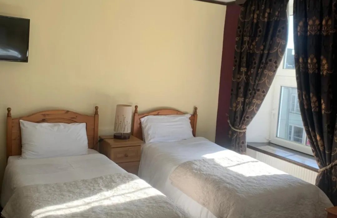 Buggle'S Pub And Accommodation-1
