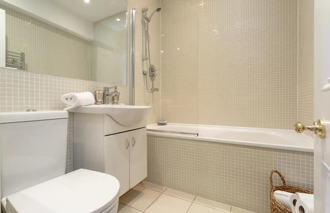 Spectacular 2 Bedroom Apartment With Sunny Garden & Terrace-1