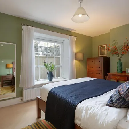 Spectacular 2 Bedroom Apartment With Sunny Garden & Terrace-3