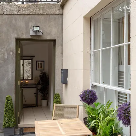 Spectacular 2 Bedroom Apartment With Sunny Garden & Terrace-2