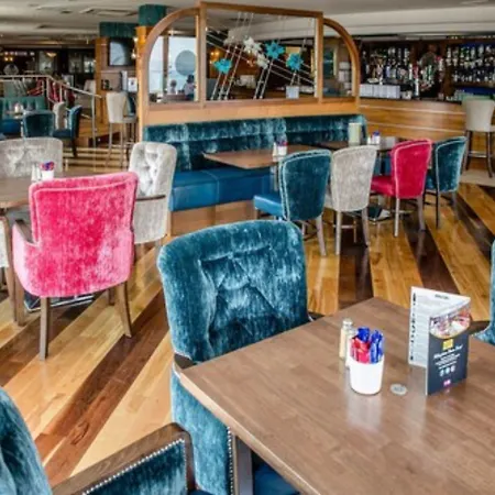 Allingham Arms Hotel-3