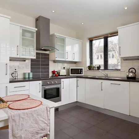 Spectacular 2 Bedroom Apartment With Sunny Garden & Terrace-2