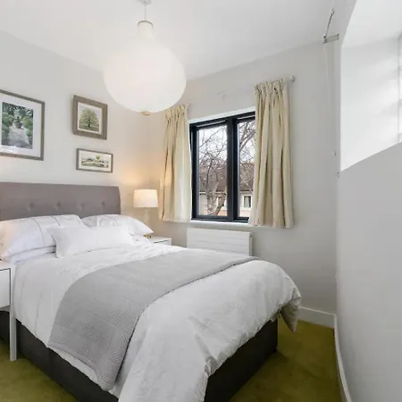 Spectacular 2 Bedroom Apartment With Sunny Garden & Terrace-3