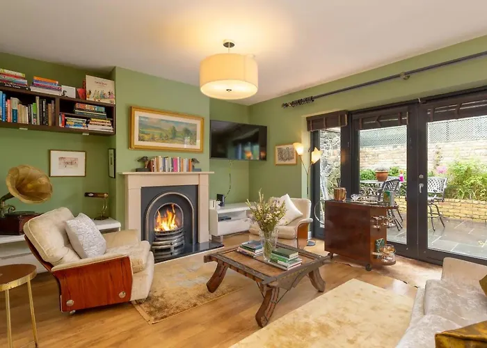 Spectacular 2 Bedroom Apartment With Sunny Garden & Terrace