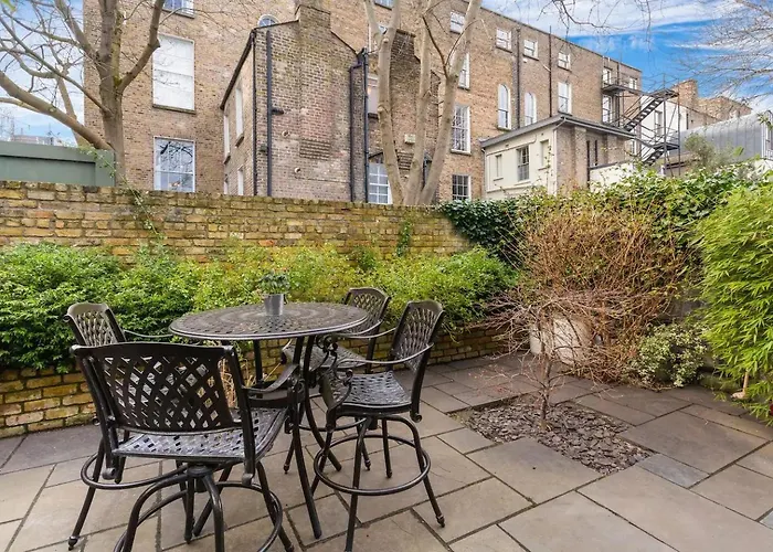 Spectacular 2 Bedroom Apartment With Sunny Garden & Terrace